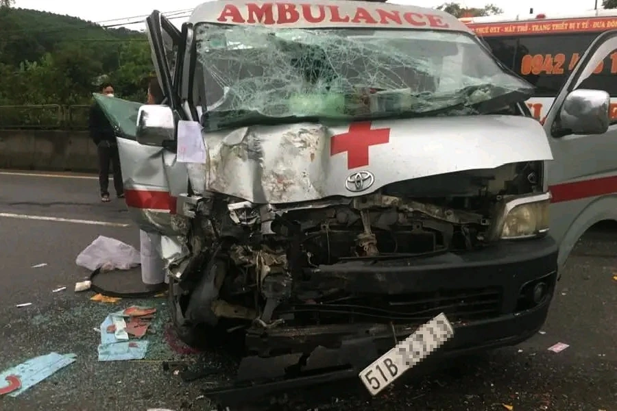 Vụ tai nạn làm xe cứu thương bị hư hỏng nặng. Vụ tai nạn làm xe cứu thương bị hư hỏng nặng.