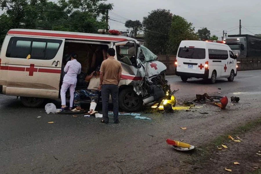 Hiện trường vụ tai nạn, xe cứu thương bị hư hỏng nặng. Ảnh: PV