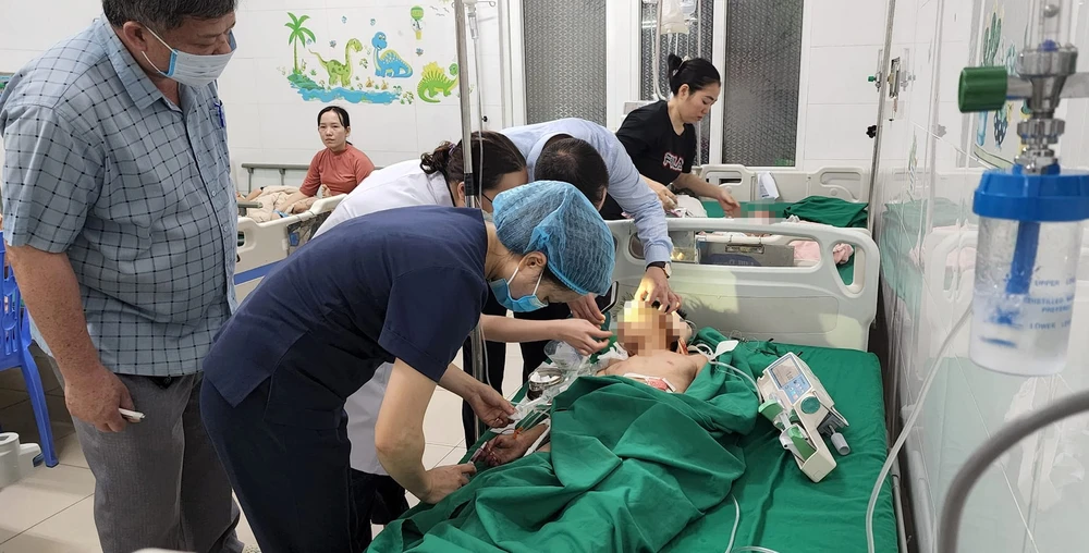 Ngay sau khi xảy ra vụ nổ, các nạn nhân bị thương được cấp cứu tích cực. Ngay sau khi xảy ra vụ nổ, các nạn nhân bị thương được cấp cứu tích cực.