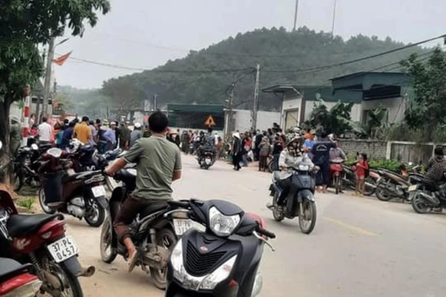 Rất đông người dân đến gần hiện trường sau khi xảy ra vụ nổ. Rất đông người dân đến gần hiện trường sau khi xảy ra vụ nổ.