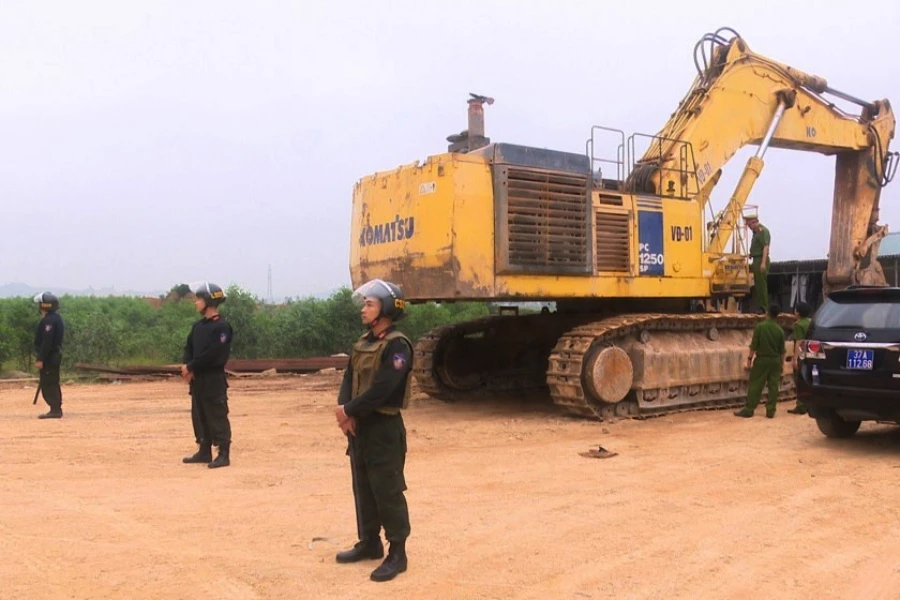 Cảnh sát bảo vệ tại hiện trường để khám xét các điểm khai thác khoáng sản ngoài phạm vi mỏ.