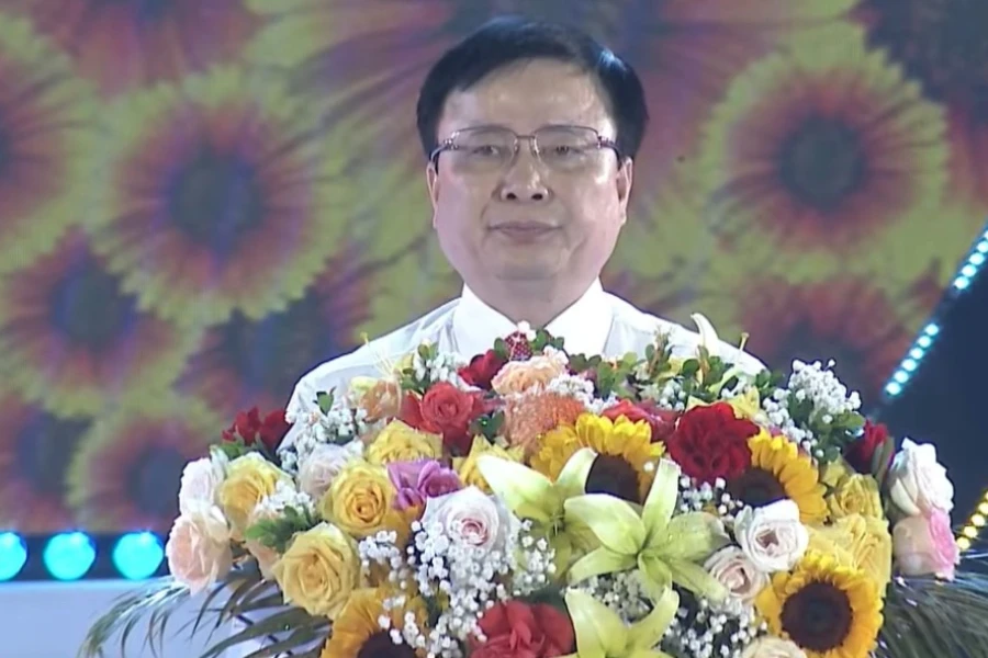 Ông Bùi Đình Long - Phó Chủ tịch UBND tỉnh Nghệ An - đọc diễn văn tại lễ khai mạc Lễ hội du lịch biển Cửa Lò 2023. Ảnh: ĐL