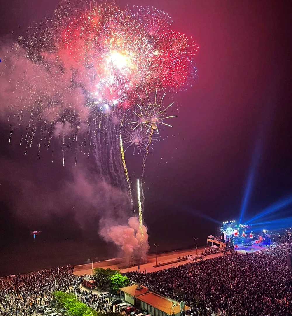 Pháo hoa tại Lễ khai mạc du lịch biển Cửa Lò 2023. Ảnh: CTV
