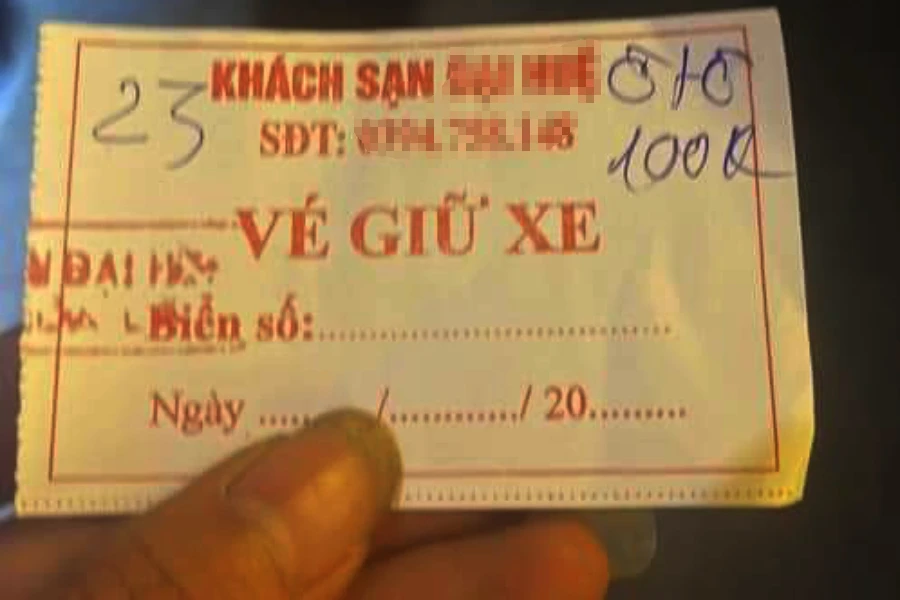 Người dân đăng tải hình ảnh phản ánh gửi ô tô con với phí 100.000 đồng/xe.