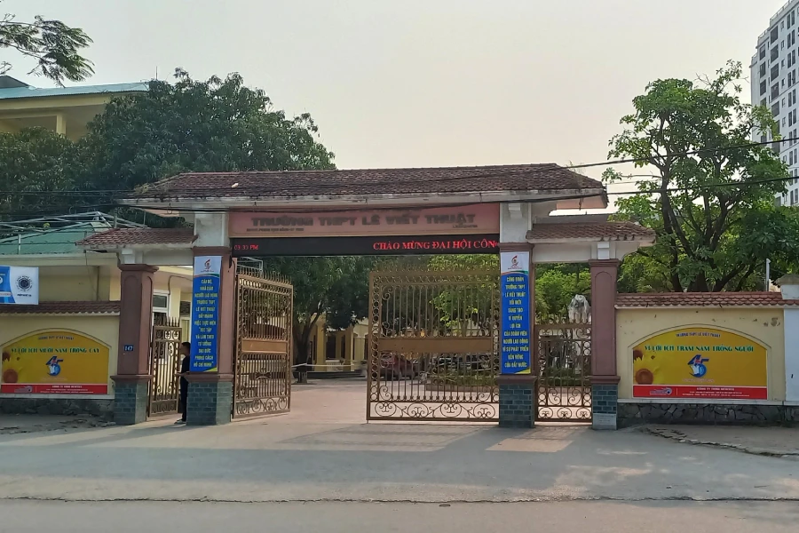 Cổng Trường THPT Lê Viết Thuật, TP Vinh.