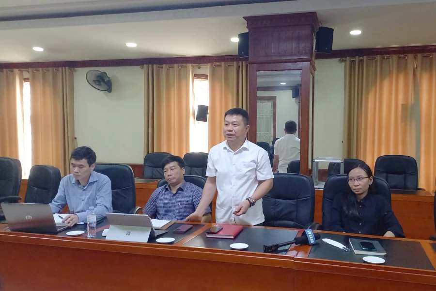 Lãnh đạo nhà trường trả lời báo chí.