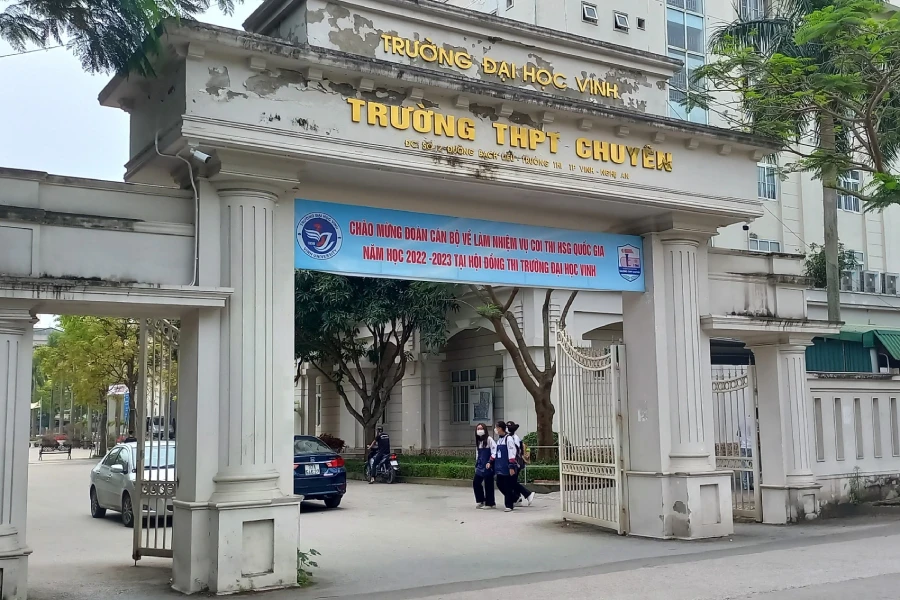 Cổng Trường THPT Chuyên ĐH Vinh.