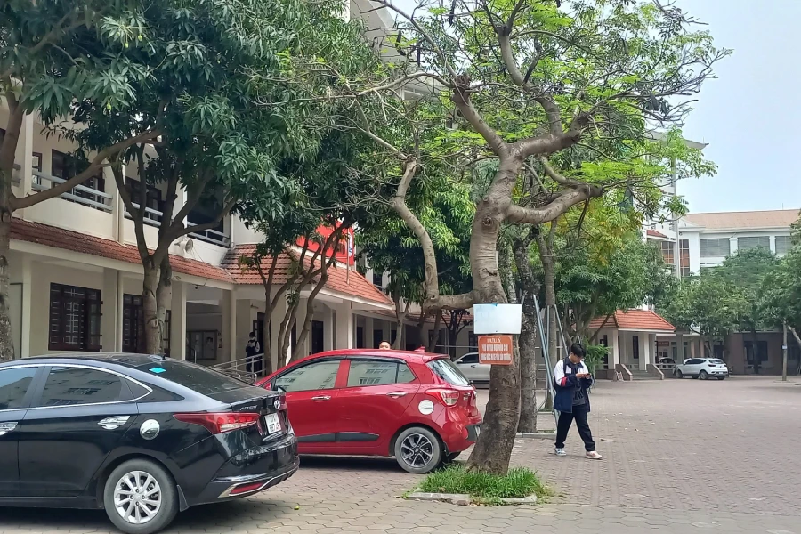 Sân trường của Trường THPT Chuyên ĐH Vinh. Ảnh: Đ.LAM