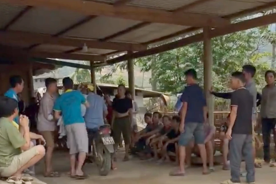 Người dân bàng hoàng, đau xót sau khi hay tin bé T bị đuối nước trong bể bơi bơm hơi mini.