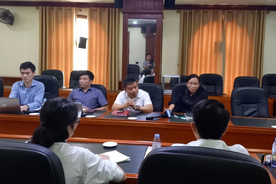 Cô Hà cùng đại diện nhà trường trả lời phỏng vấn báo chí vào sáng 17-4.