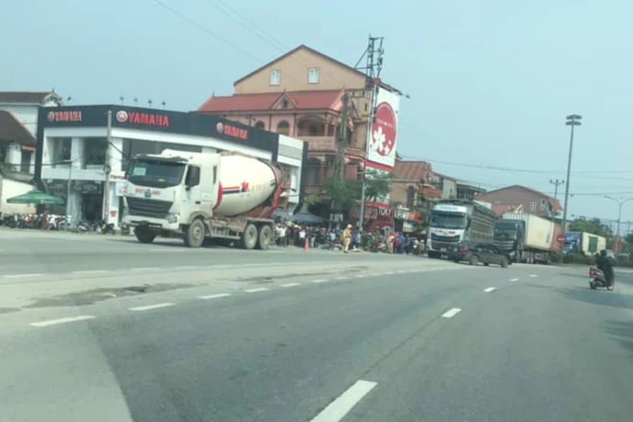 Hiện trường vụ tai nạn đau lòng trên quốc lộ 1A.