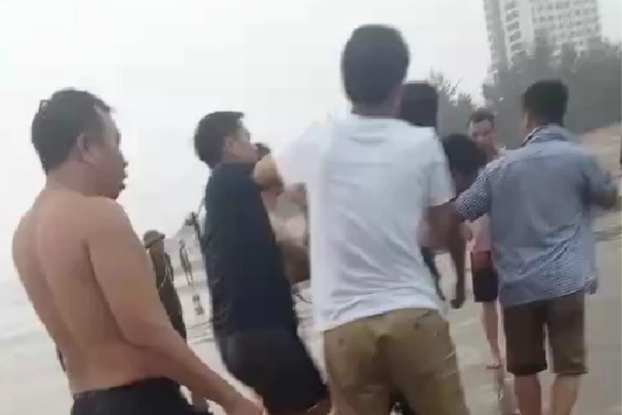 Những du khách đuối nước được cõng dốc ngược người để nước thoát ra ngoài, tỉnh trở lại.