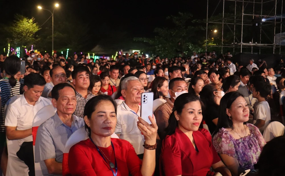 Rất đông người dân, du khách tham dự lễ khai trương du lịch biển Hà Tĩnh năm 2023 với chủ đề “Hà Tĩnh- Trang thơ hòa cánh sóng”.