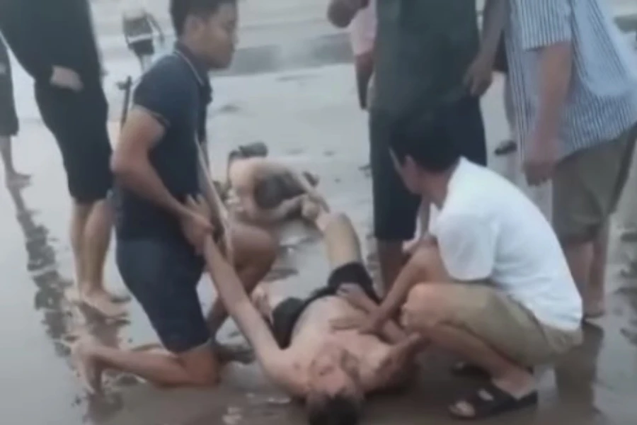 Anh Yên và anh Bình dũng cảm ra biển cứu, đưa những người đuối nước vào bờ rồi cùng người dân sơ cứu.