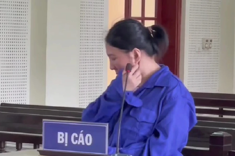 Bị cáo Hương đứng khóc nức nở, thể hiện ăn năn hối cải.