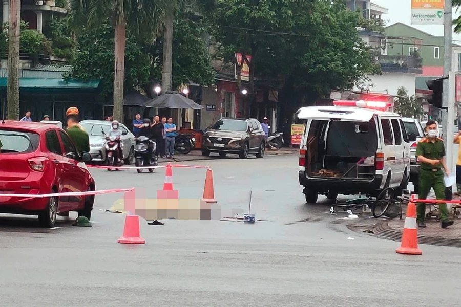 Hiện trường vụ tai nạn giao thông giữa xe hơi và xe đạp. Ảnh: HT.