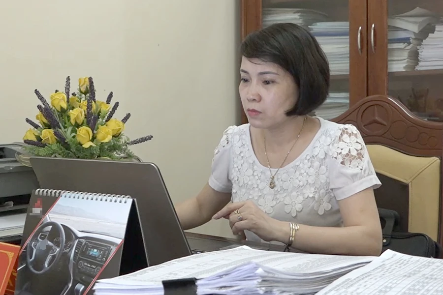 Bà Lê Thị Dung lúc đang đương chức Giám đốc Trung tâm GDTX huyện Hưng Nguyên. Bà Lê Thị Dung lúc đang đương chức Giám đốc Trung tâm GDTX huyện Hưng Nguyên.