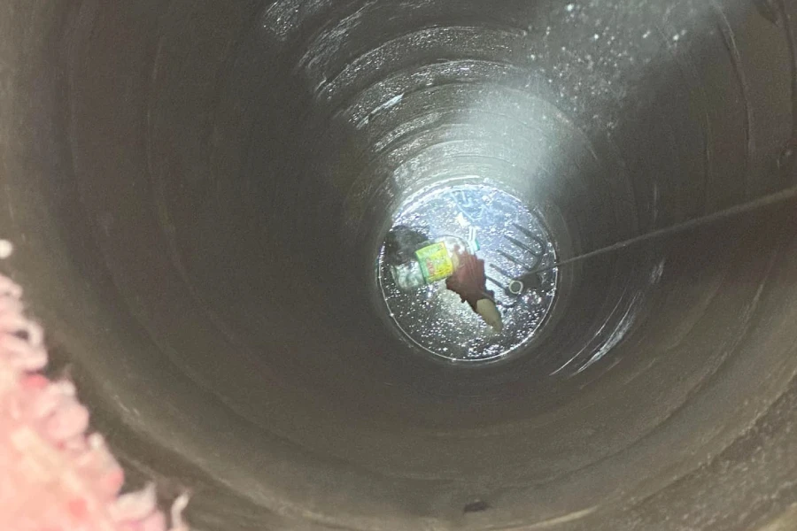 Chị H không may bị rơi xuống giếng sâu 11m. Ảnh: ĐL