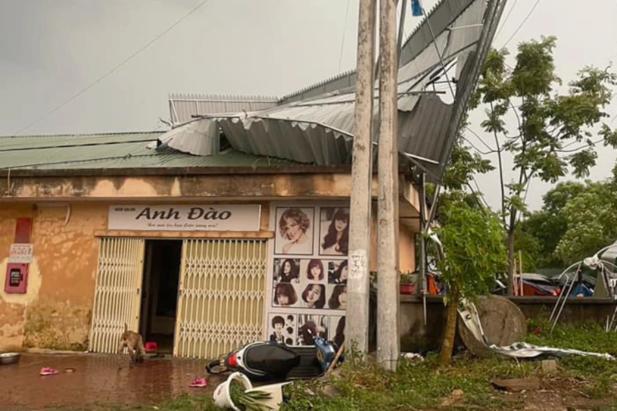 Lốc quật đổ xe và bay mái tôn.