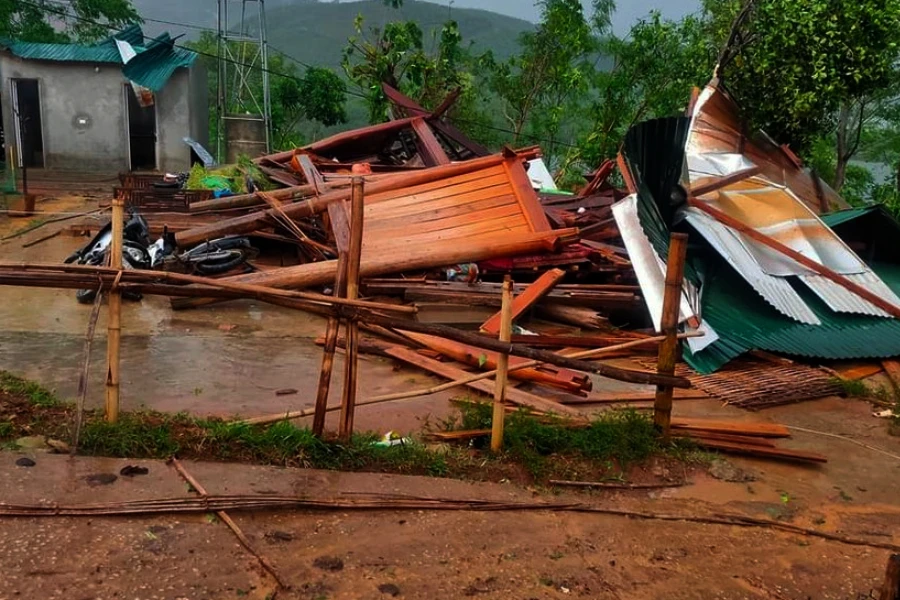 Nhà dân ở huyện miền núi Kỳ Sơn (Nghệ An) hư hỏng nặng sau trận giông lốc.