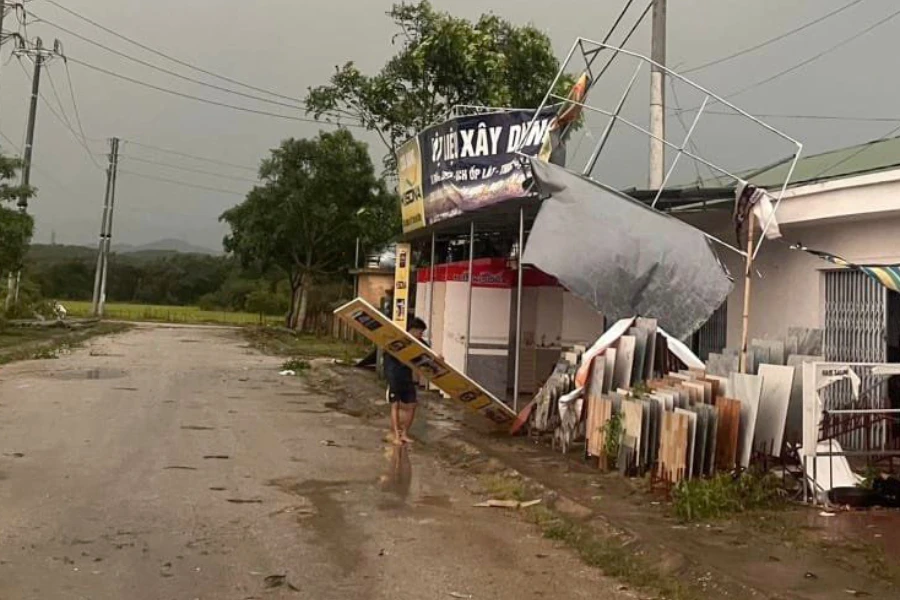 Người dân khắc phục thiệt hại sau khi xảy ra giông lốc.