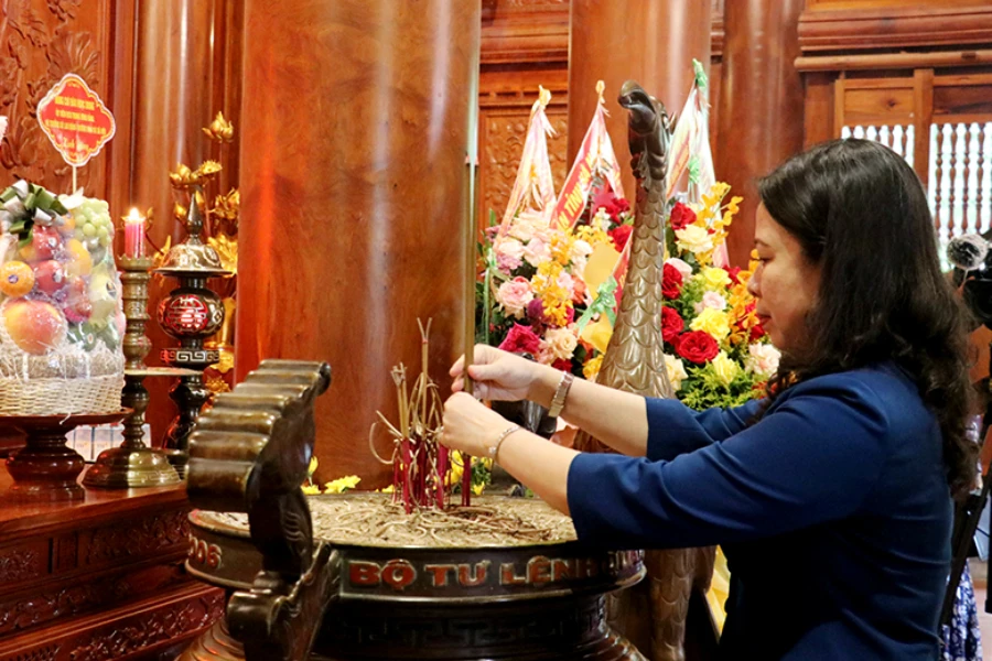 Phó Chủ tịch nước Võ Thị Ánh Xuân dâng hương lên anh linh Chủ tịch Hồ Chí Minh. Phó Chủ tịch nước Võ Thị Ánh Xuân dâng hương lên anh linh Chủ tịch Hồ Chí Minh.