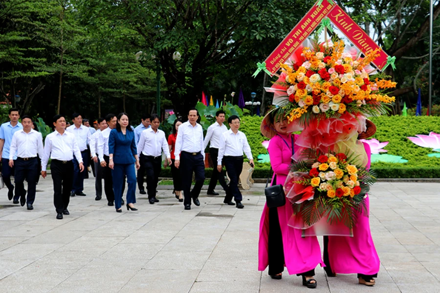 Phó Chủ tịch nước Võ Thị Ánh Xuân và đoàn đại biểu về Khu di tích quốc gia đặc biệt Kim Liên dâng hoa, dâng hương. Phó Chủ tịch nước Võ Thị Ánh Xuân và đoàn đại biểu về Khu di tích quốc gia đặc biệt Kim Liên dâng hoa, dâng hương.