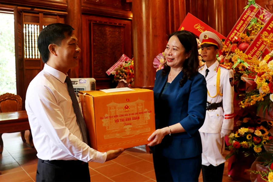 Phó Chủ tịch nước Võ Thị Ánh Xuân tặng quà lưu niệm cho Ban Quản lý Khu di tích quốc gia đặc biệt Kim Liên (huyện Nam Đàn, Nghệ An). Phó Chủ tịch nước Võ Thị Ánh Xuân tặng quà lưu niệm cho Ban Quản lý Khu di tích quốc gia đặc biệt Kim Liên (huyện Nam Đàn, Nghệ An).