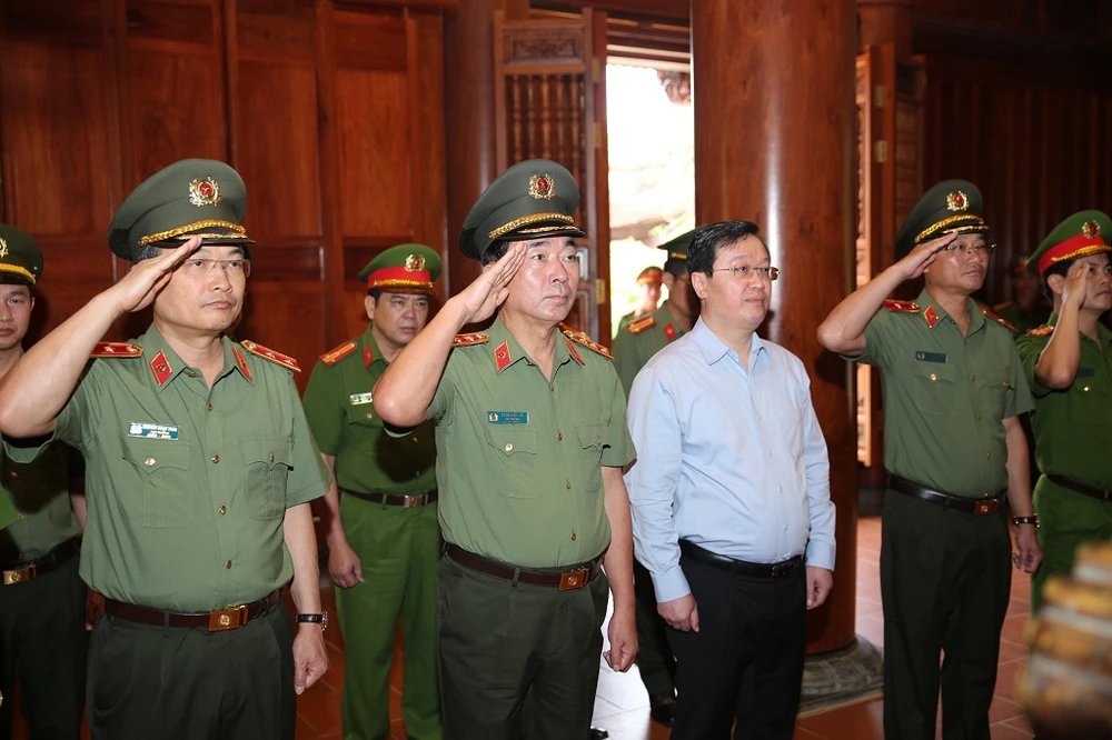 Thượng tướng Trần Quốc Tỏ- Thứ trưởng Bộ Công an và các đại biểu thành kính tưởng niệm Chủ tịch Hồ Chí Minh, nguyện luôn luôn trung thành tuyệt đối với Tổ quốc, Đảng, Nhà nước và Nhân dân. Thượng tướng Trần Quốc Tỏ- Thứ trưởng Bộ Công an và các đại biểu thành kính tưởng niệm Chủ tịch Hồ Chí Minh, nguyện luôn luôn trung thành tuyệt đối với Tổ quốc, Đảng, Nhà nước và Nhân dân.