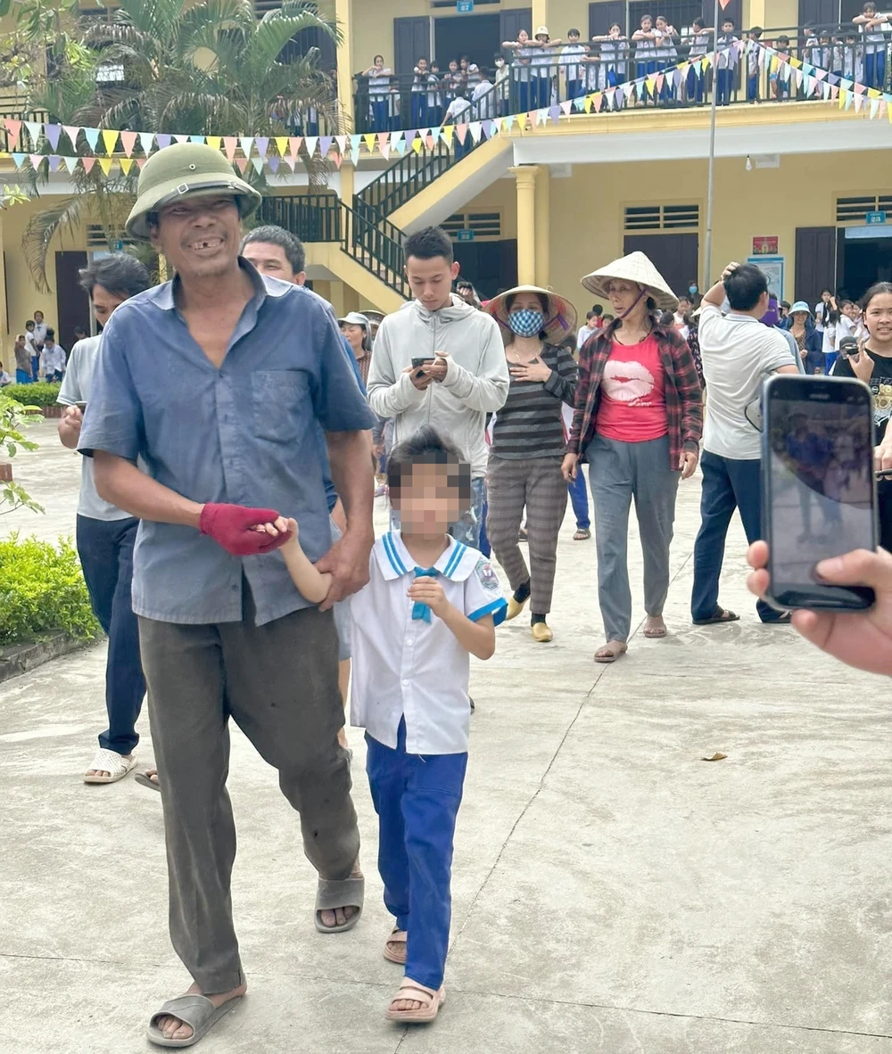 Niềm vui của phụ huynh và người dân khi tìm thấy em NTKG. Ảnh: TH.