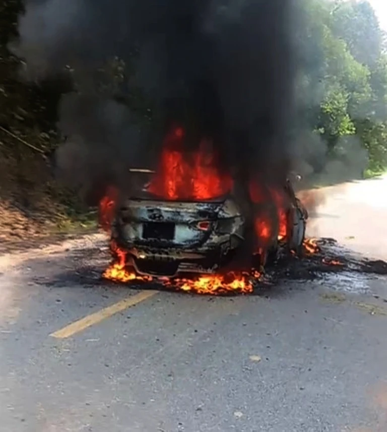 Hiện trường vụ cháy xe hơi.