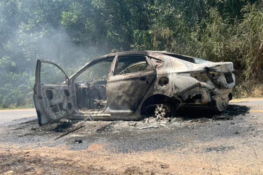 Chiếc xe hơi cháy trơ khung sắt trên đường.