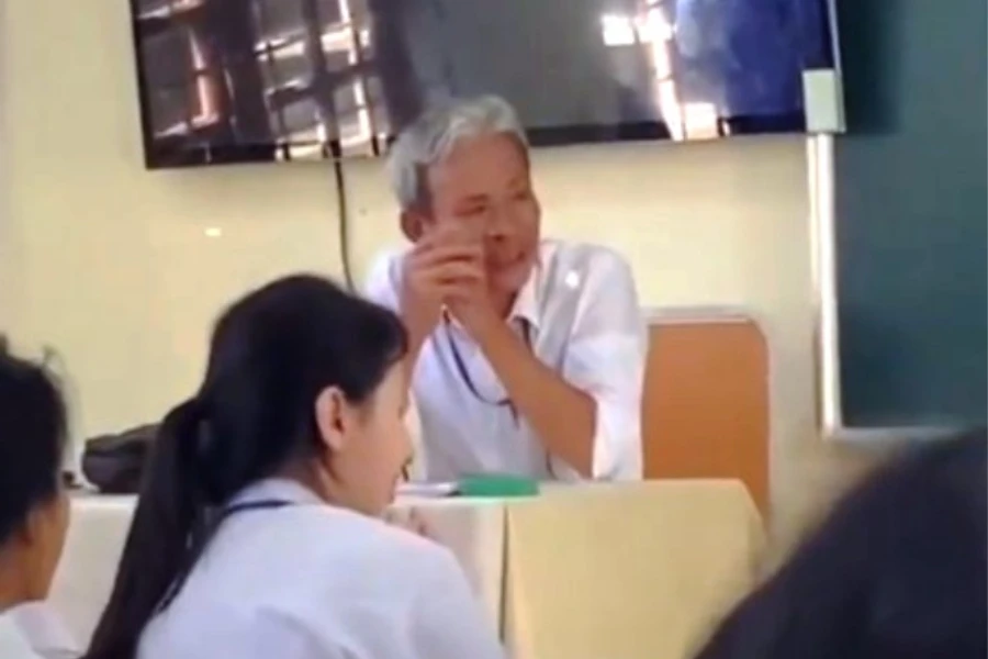 Thầy giáo và học trò chia tay xúc động.