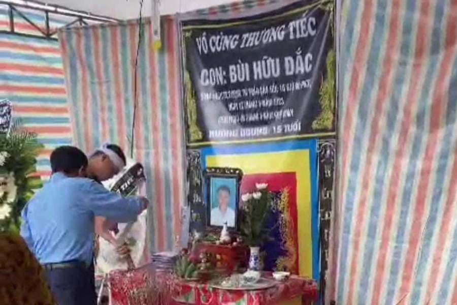 Cán bộ chính quyền địa phương và người dân thăm viếng, động viên gia đình nạn nhân.