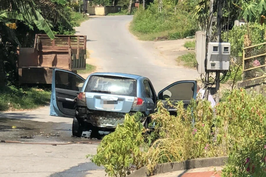 Chiếc xe bị cháy hỏng gầm và đuôi xe. Ảnh: P.THỦY Chiếc xe bị cháy hỏng gầm và đuôi xe. Ảnh: P.THỦY