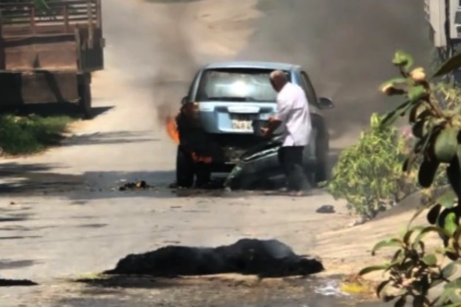 Người dân dùng dụng cụ múc nước dập lửa cứu xe bị cháy. Ảnh: P.THỦY. Người dân dùng dụng cụ múc nước dập lửa cứu xe bị cháy. Ảnh: P.THỦY.