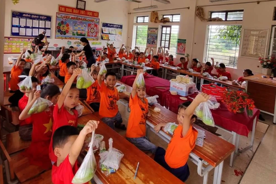 Mỗi học sinh được tặng hai quả xoài hái trong sân trường mang về nhà.