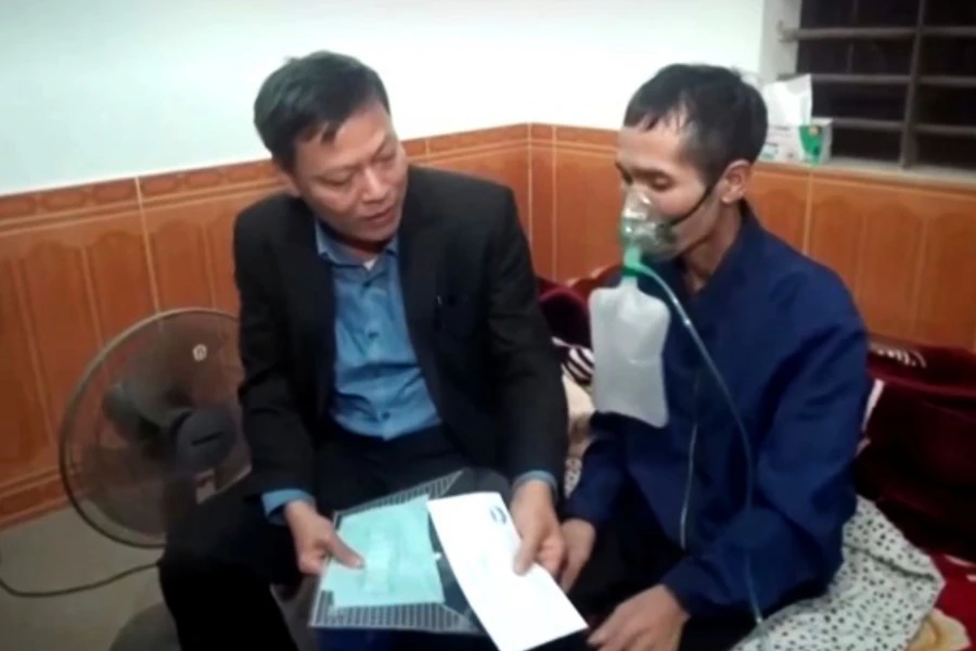 Lãnh đạo Ủy ban MTTQ huyện Nghi Lộc, tỉnh Nghệ An, thăm hỏi, động viên công nhân bị bệnh bụi phổi. Ảnh: MTTQ.