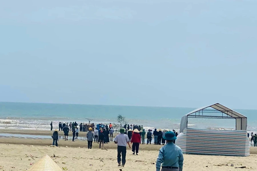 Người dân ra bờ biển dõi theo công tác tìm kiếm cứu nạn, vớt thi thể ngư dân Nguyễn Văn Bé.