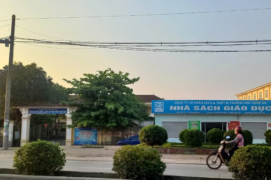 Trung tâm GDTX huyện Hưng Nguyên nay là Trung tâm GDNN-GDTX huyện Hưng Nguyên, bên quốc lộ 46A.