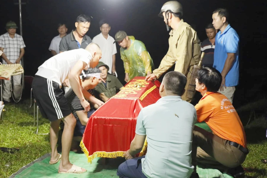 Thi thể anh Thành được tìm thấy và nhóm Xe cứu thương 0 đồng (nhóm Trái tim xứ Nghệ) giúp vận chuyển đưa quan tài về quê nhà.