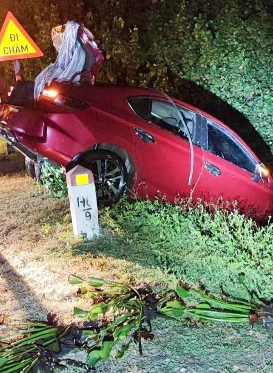 Chiếc xe hơi lao xuống hồ nước đang được kéo, cẩu lên.