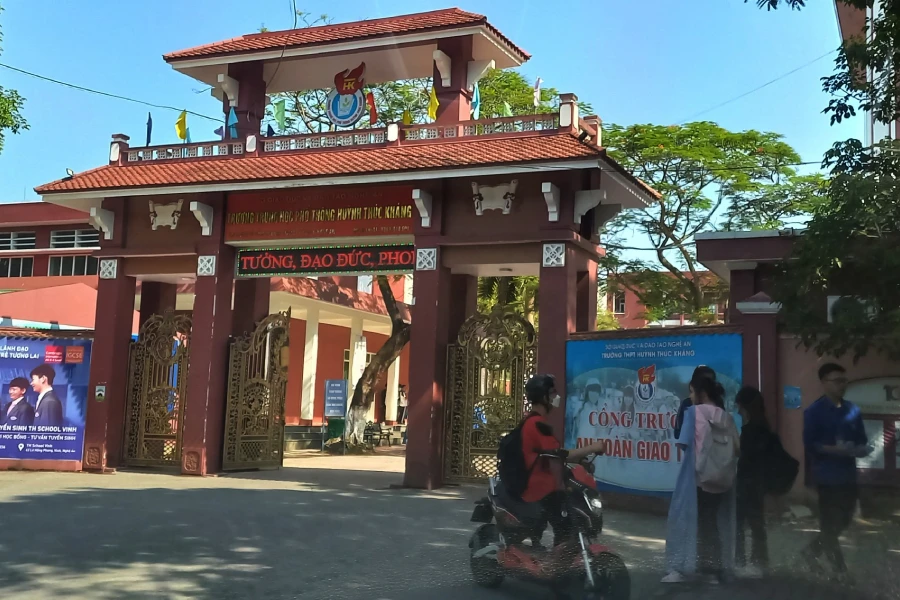 Thí sinh đến Trường THPT Huỳnh Thúc Kháng (TP Vinh, Nghệ An) xem phòng thi.