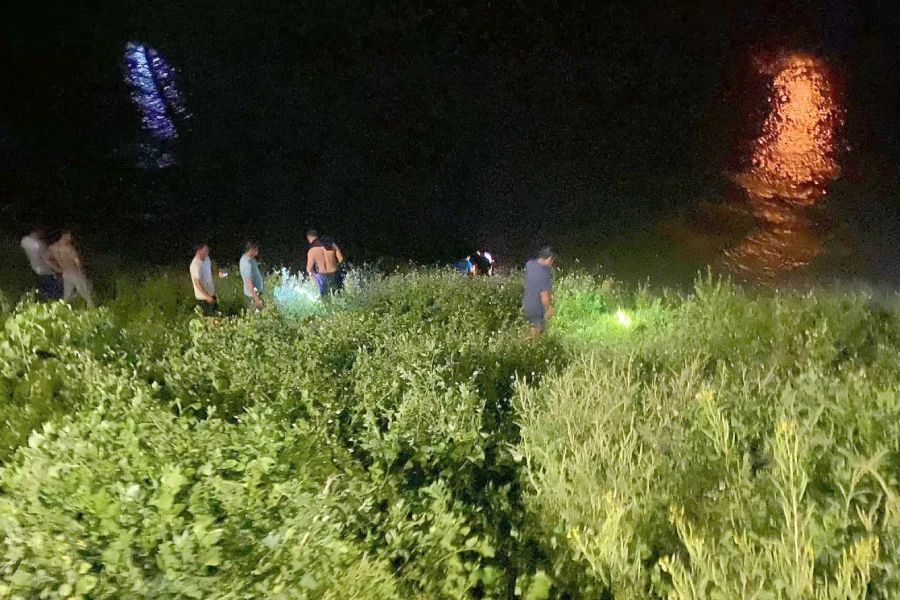 Lực lượng chức năng và người dân, người thân xuyên đêm tìm kiếm anh Sửu.