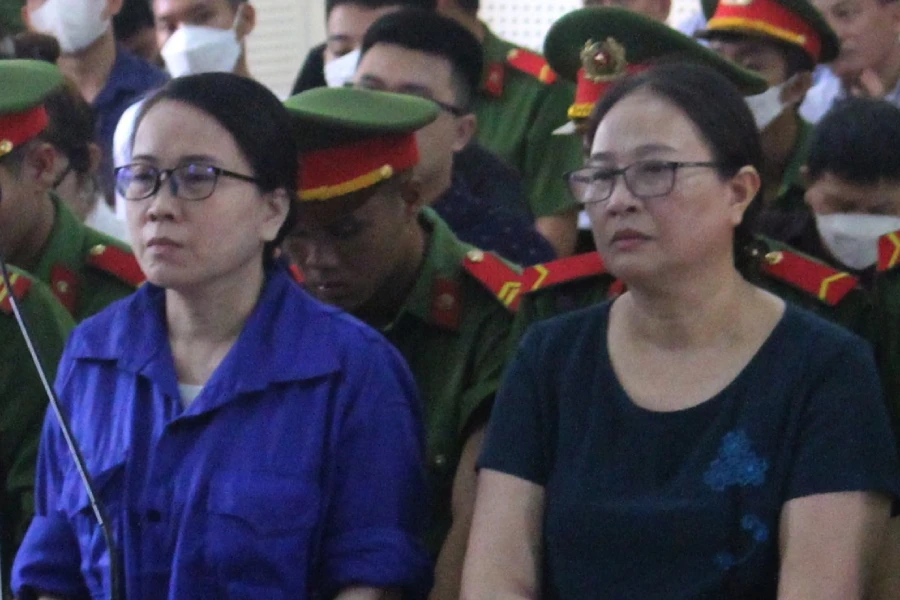 Bị cáo Lê Thị Dung và Nguyễn Thị Hương tại phiên tòa phúc thẩm.