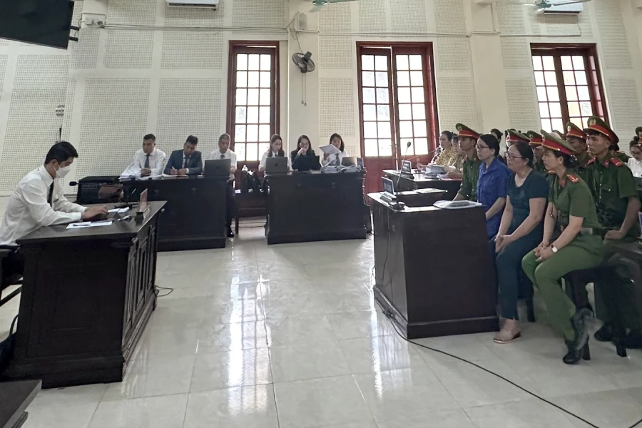 Sáu luật sư tham gia bào chữa cho bị cáo Lê Thị Dung tại phiên tòa phúc thẩm.