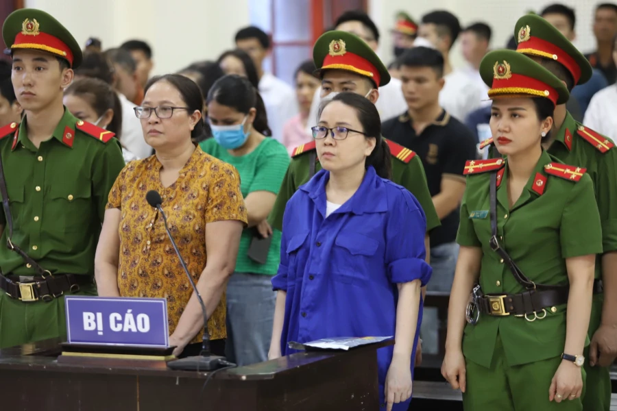 Bị cáo Dung và bị cáo Hương nghe HĐXX tuyên án.