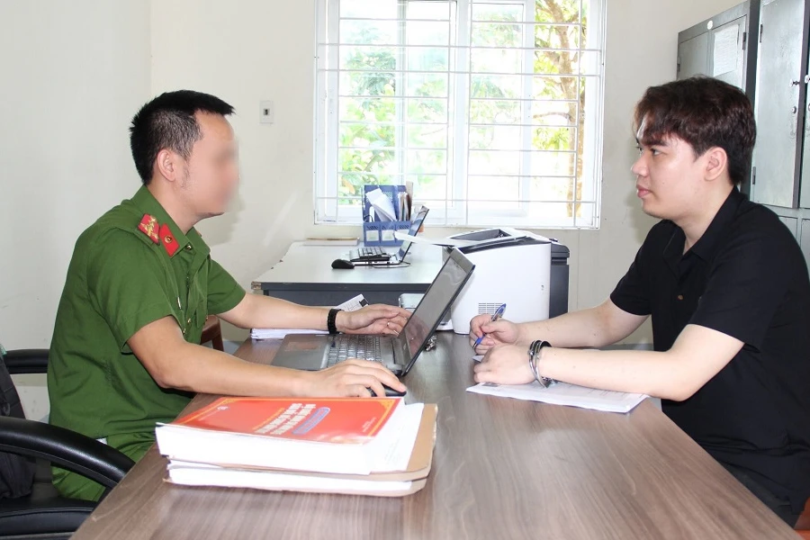 Cán bộ công an làm việc với hacker Trần Đức Tiến.