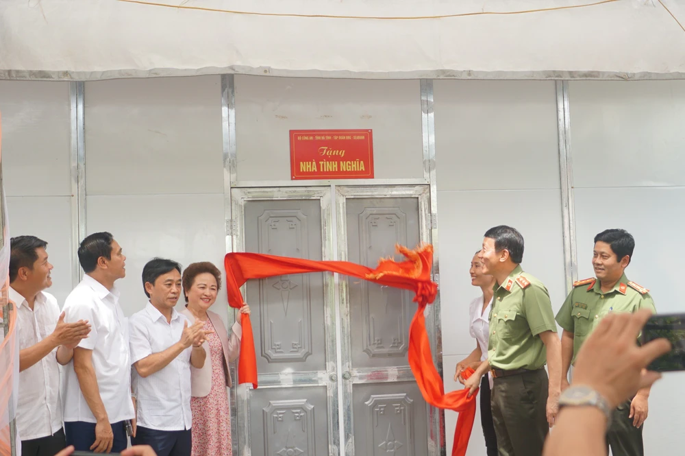 Thượng tướng Lương Tam Quang, Thứ trưởng Bộ Công an cùng lãnh đạo tỉnh Hà Tĩnh, Công an tỉnh Hà Tĩnh và nhà tài trợ trao tặng nhà mẫu cho người dân ở xã Sơn Hàm, huyện Hương Sơn, Hà Tĩnh.