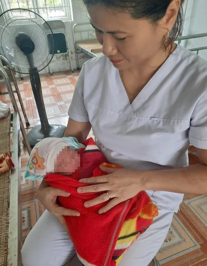 Trẻ sơ sinh bị bỏ rơi đang được cán bộ y tế Trạm Y tế xã Nghi Yên chăm sóc.